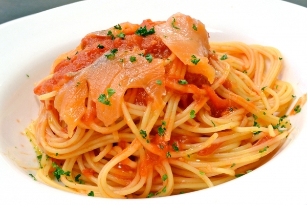 鮭とトマトで作るおすすめレシピまとめ!煮込みからパスタまでアレンジ多彩!のイメージ